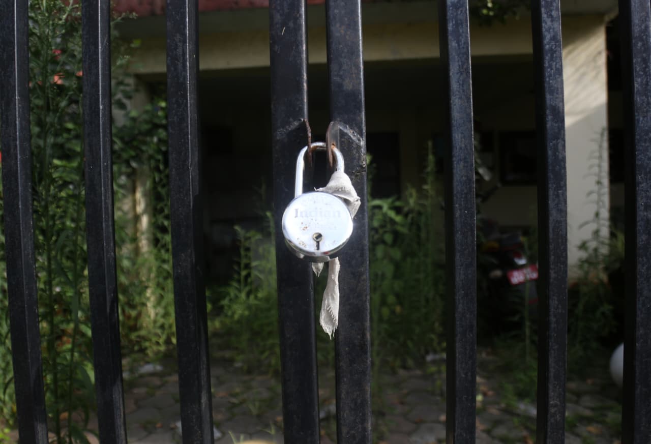 protest-against-public-library-closed (3).jpeg